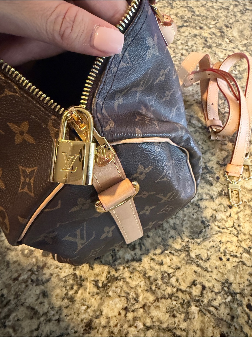 Authentic  Louis Vuitton Speedy Bandoulière 35 in Monogram Canvas